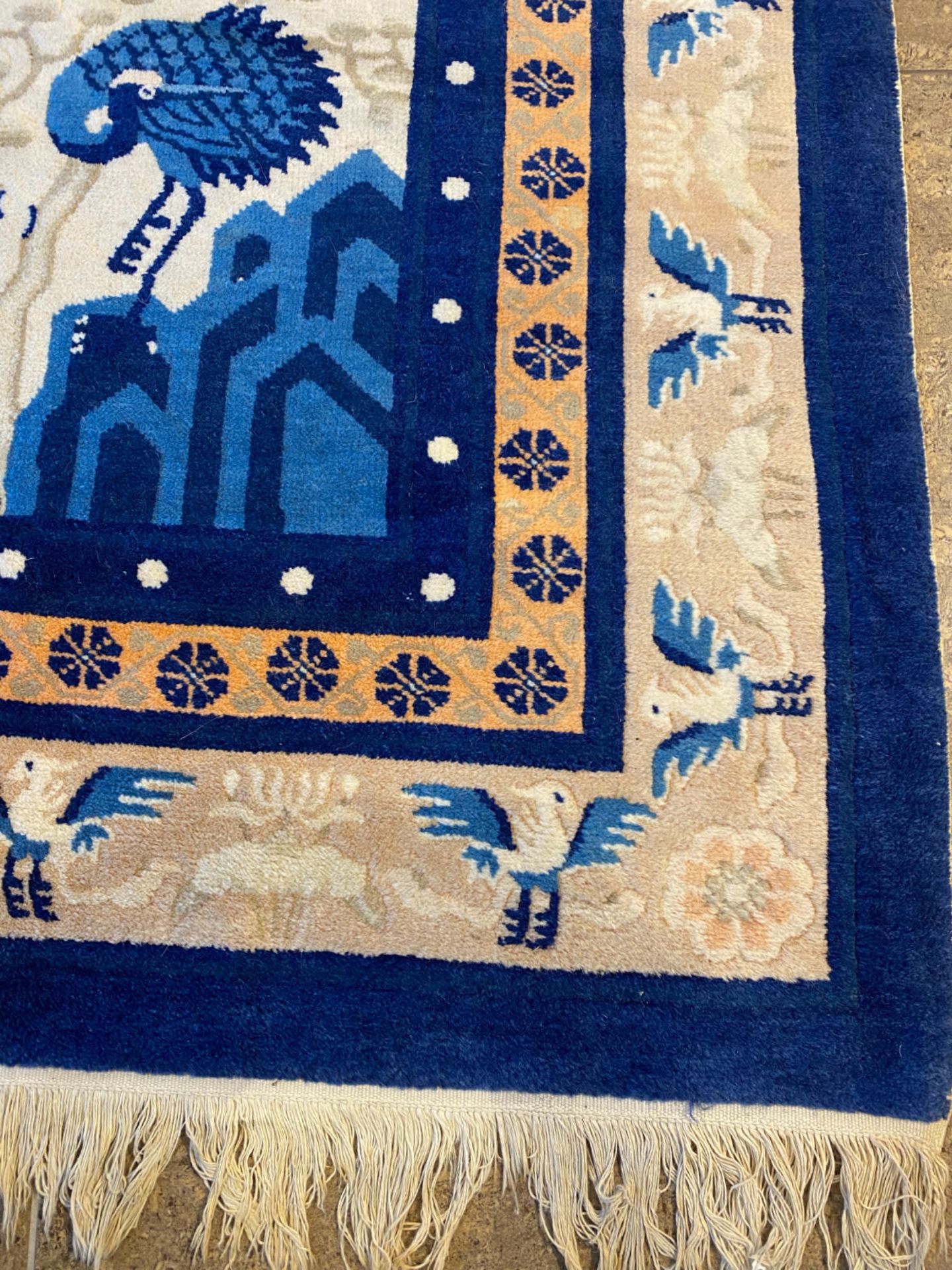 A Chinese woolen 'Beijing' pictorial animal rug with a blue elephant, first quarter of the 20th Cent - Bild 4 aus 17