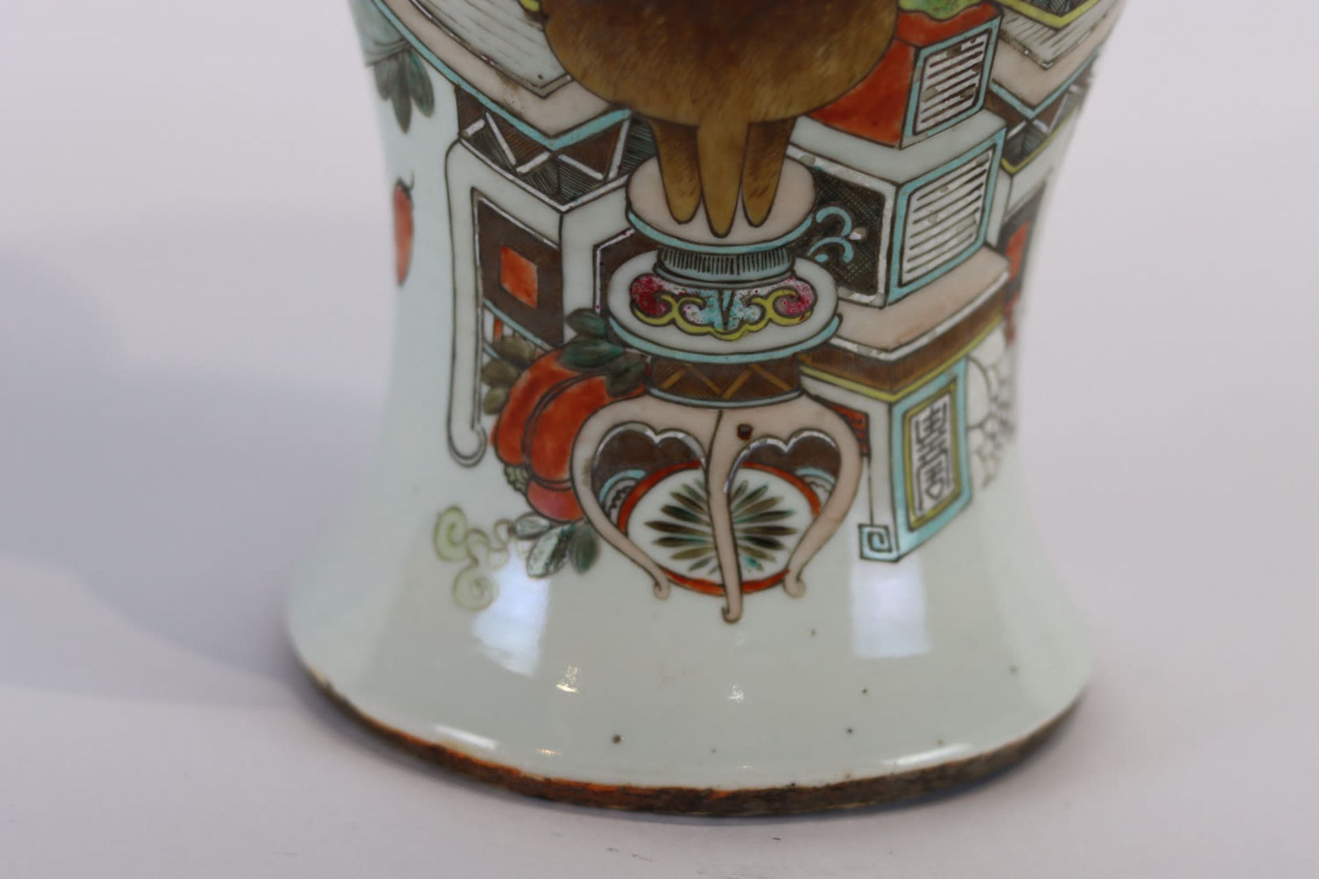 A Chinese qianjiang cai vase with design of precious objects, 19/20th Century - Bild 8 aus 14