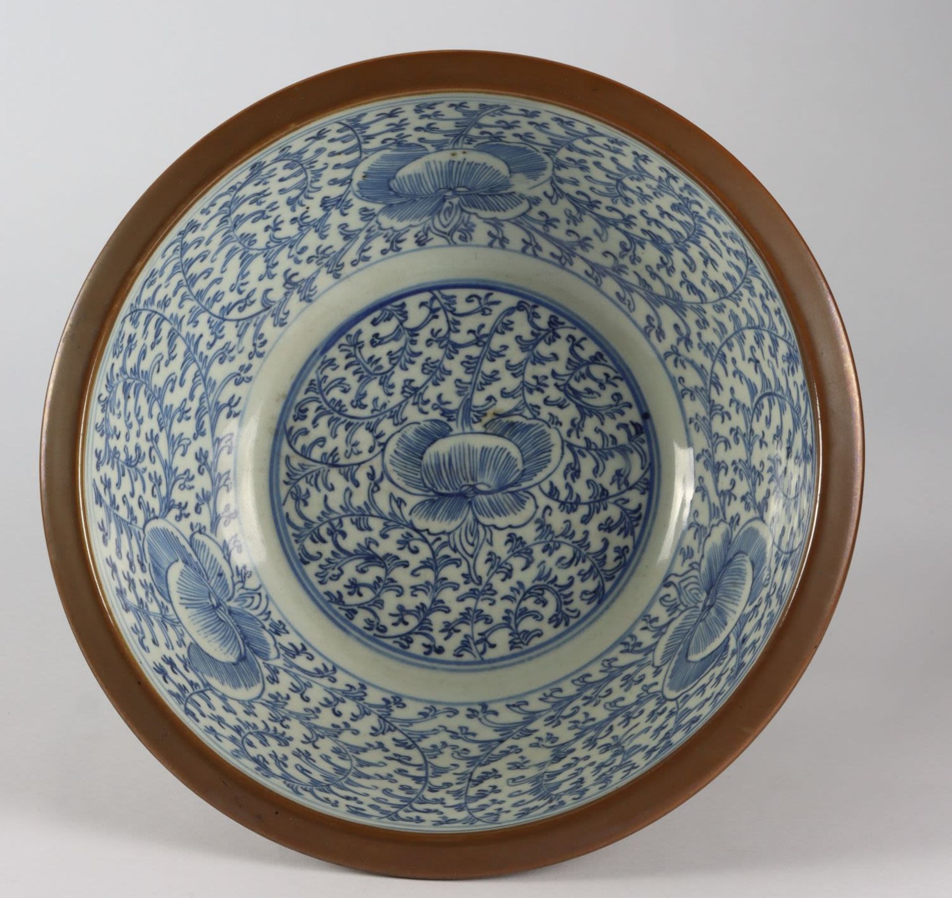 A Chinese Blue And White porcelain basin, 19th Century - Image 5 of 7