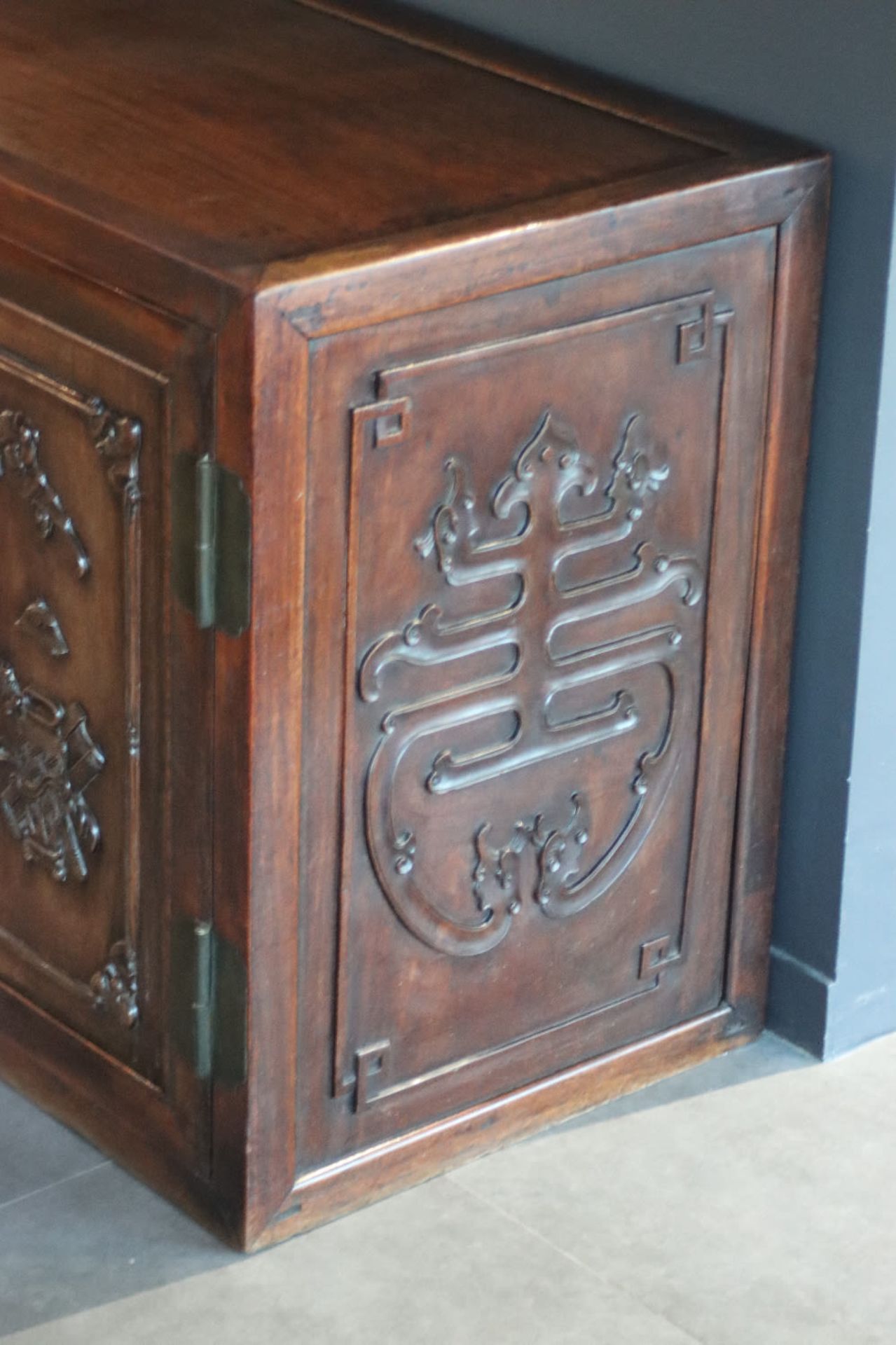 A low Chinese Zitan carved wooden two-door cupboard , 18/19th Century - Bild 4 aus 7