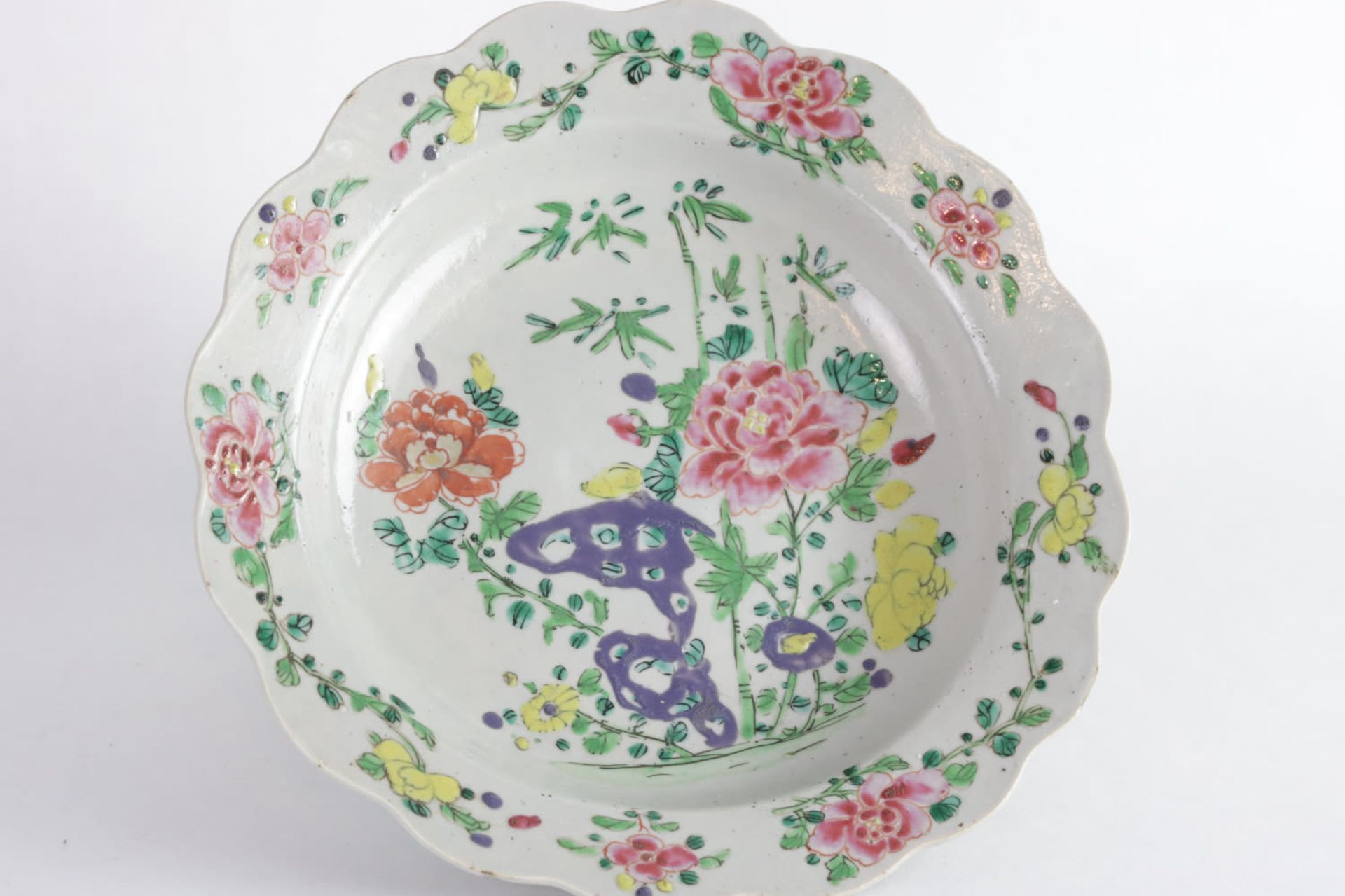 A lobed plate decorated in "Famille rose" enamels, 18th Century - Image 2 of 10