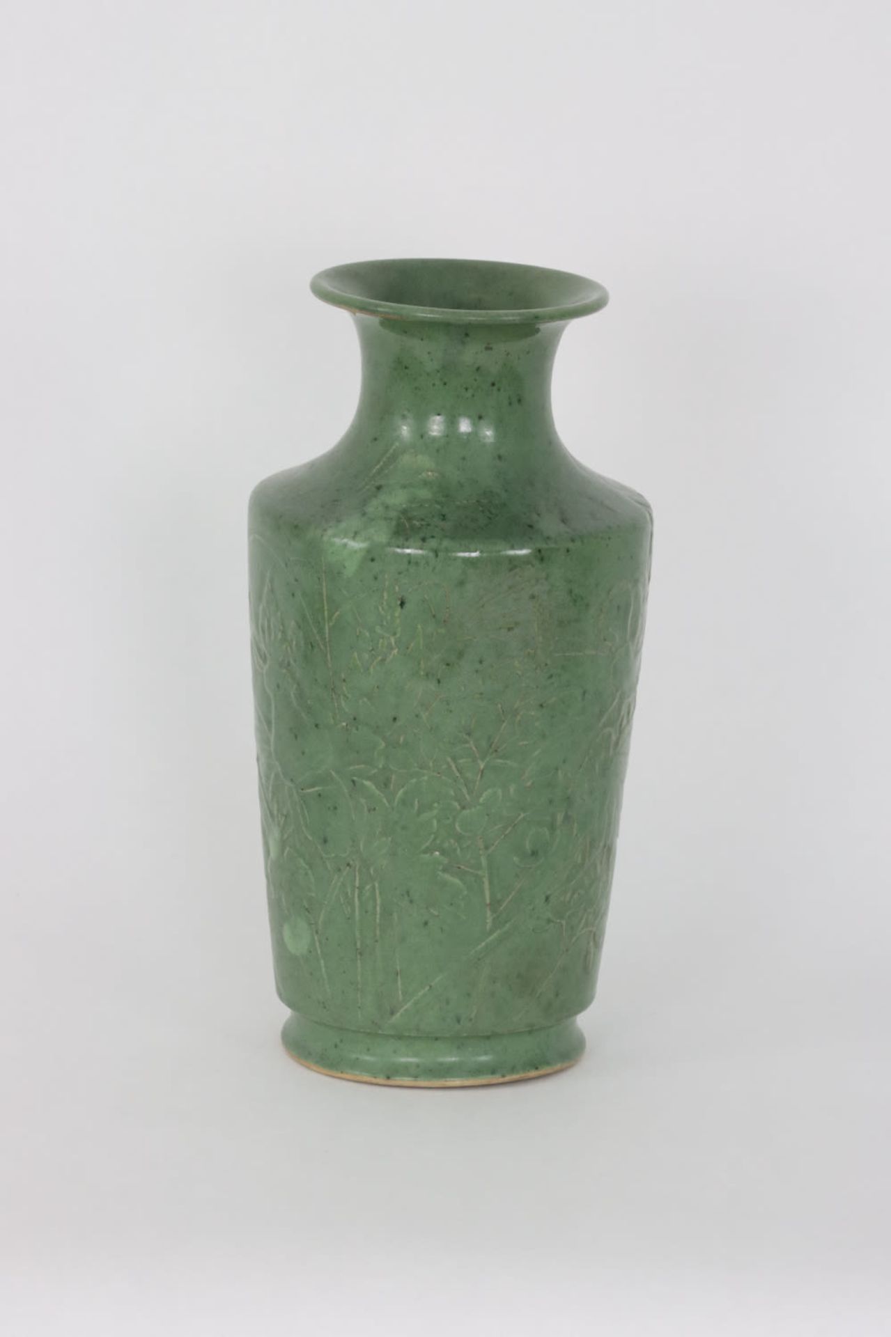 A Korean green glazed vase with floral relief design, 19th/20th Century - Bild 2 aus 4