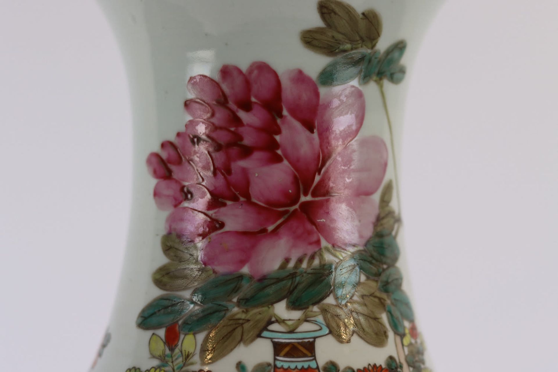 A Chinese qianjiang cai vase with design of precious objects, 19/20th Century - Bild 10 aus 14