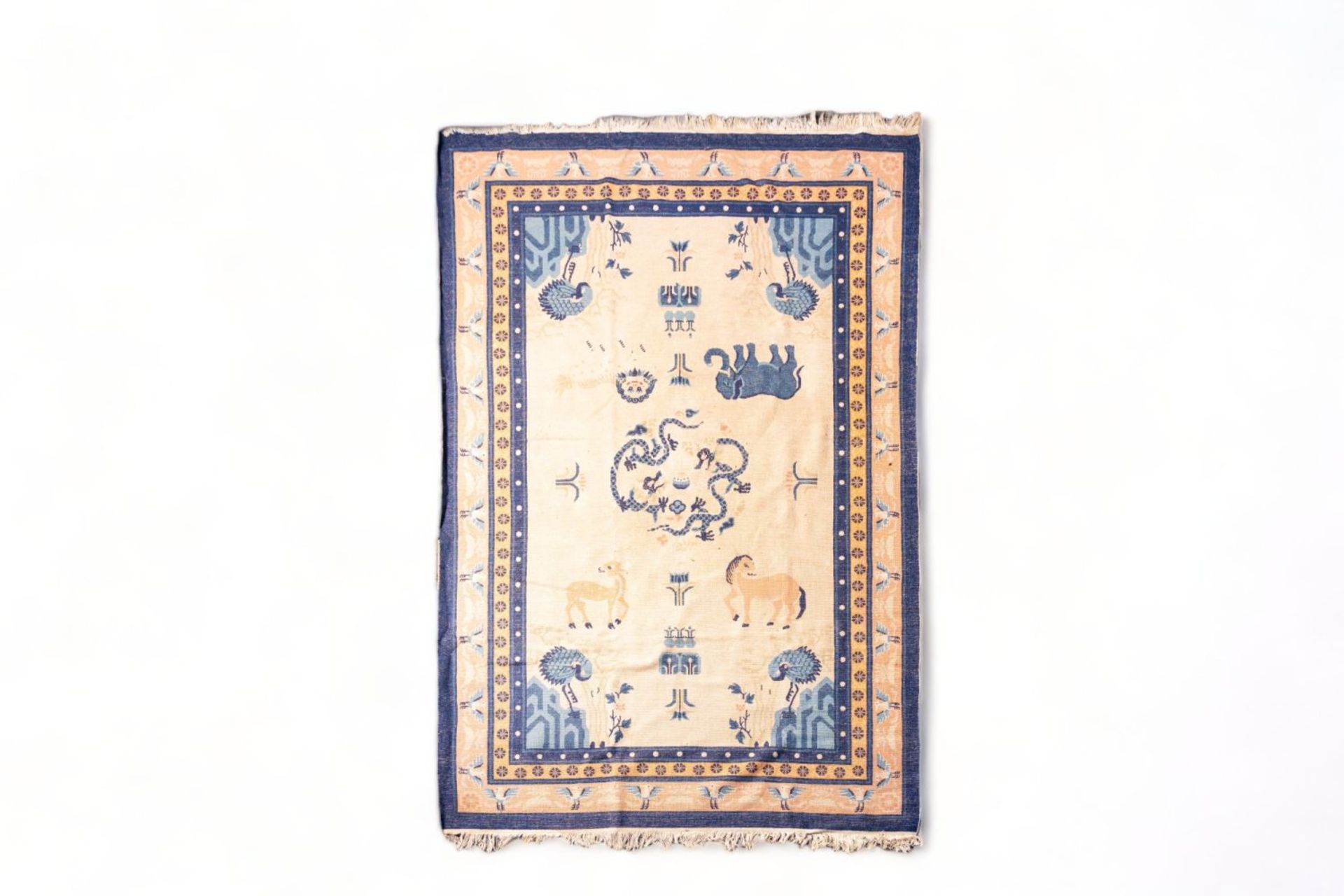 A Chinese woolen 'Beijing' pictorial animal rug with a blue elephant, first quarter of the 20th Cent - Bild 2 aus 17