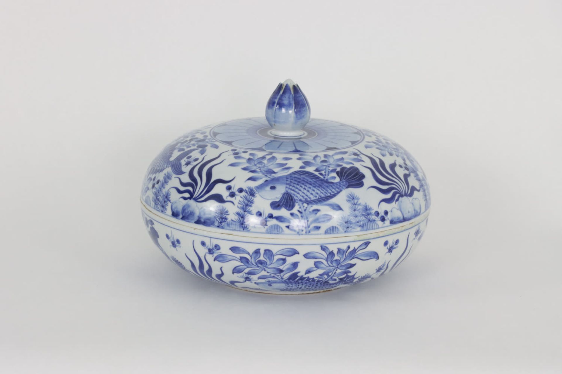 A Chinese blue and white lidded centerpiece bowl with Lotus finial. 20th Century - Image 2 of 5