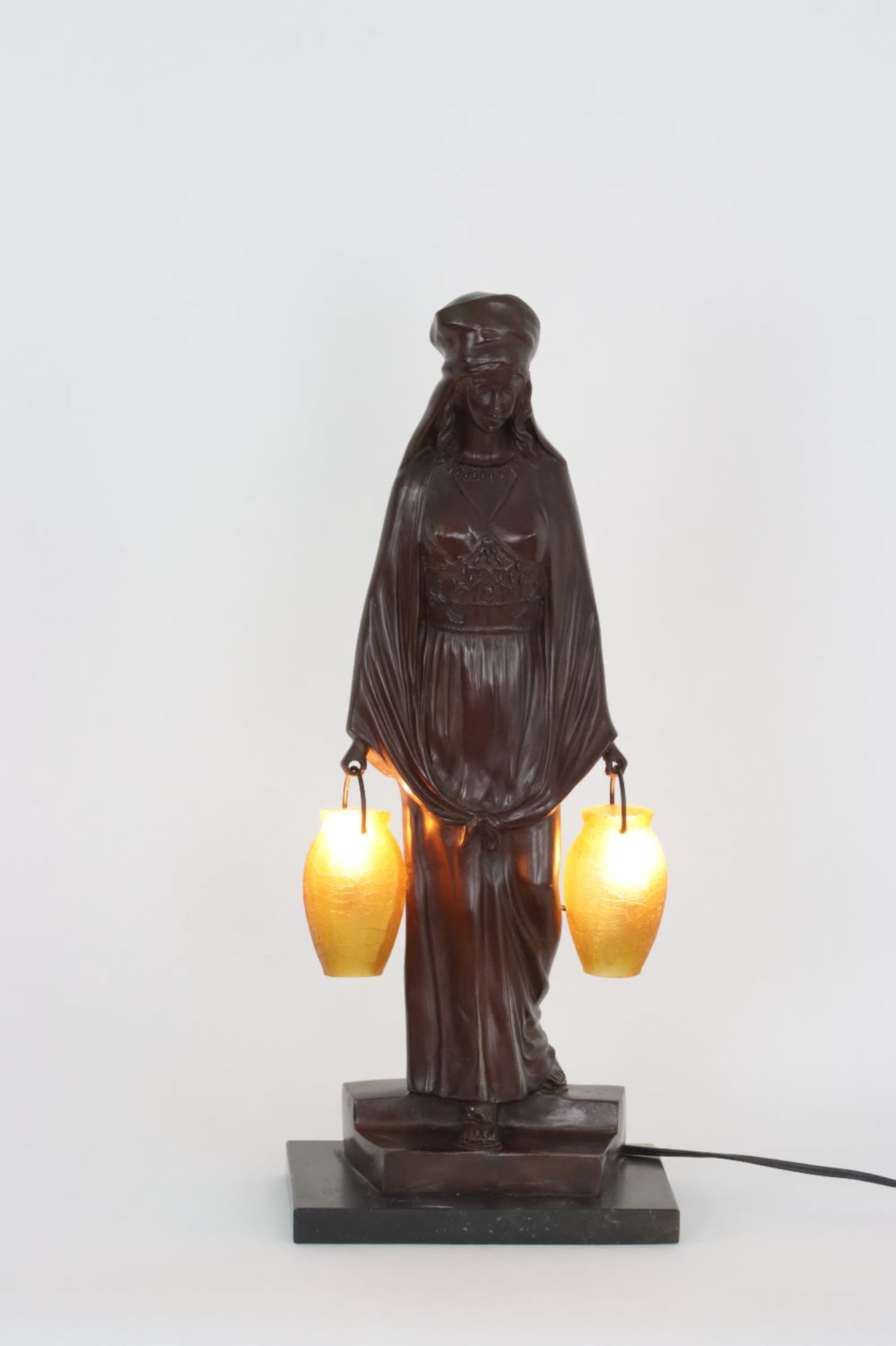 A figural lamp of a lady holding two lanterns, 20th Century - Bild 4 aus 4