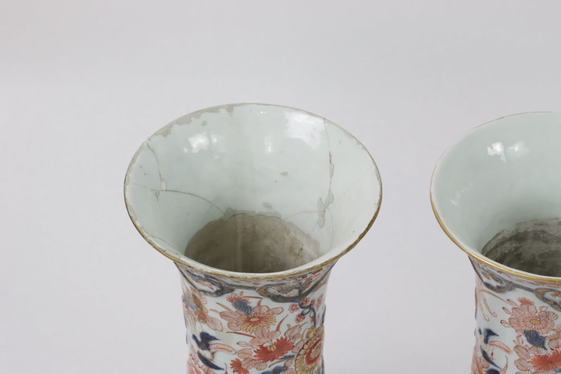 A pair of relief Imari style beaker vases, 19th Century - Bild 4 aus 7