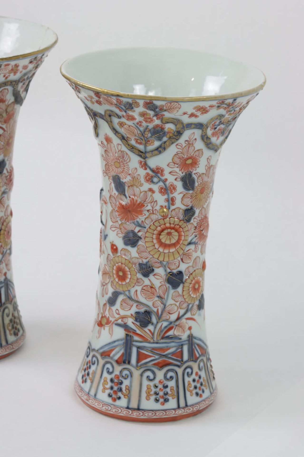 A pair of relief Imari style beaker vases, 19th Century - Bild 2 aus 7