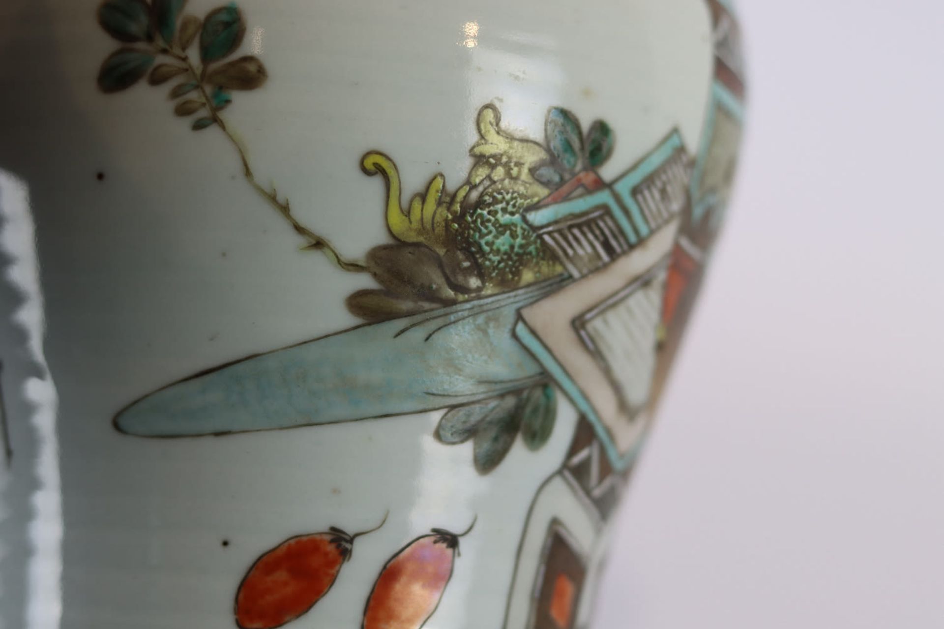 A Chinese qianjiang cai vase with design of precious objects, 19/20th Century - Bild 13 aus 14