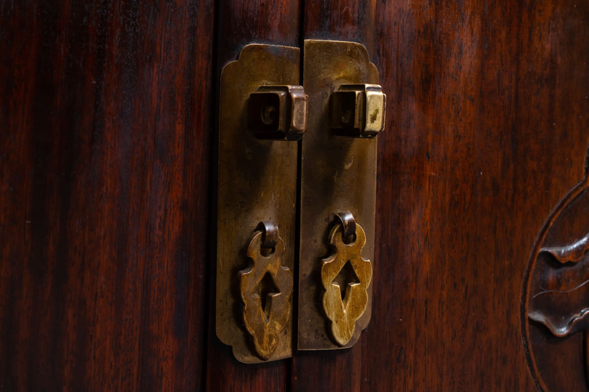 A low Chinese hongmu wooden two-door cupboard, 19th Century - Image 12 of 13