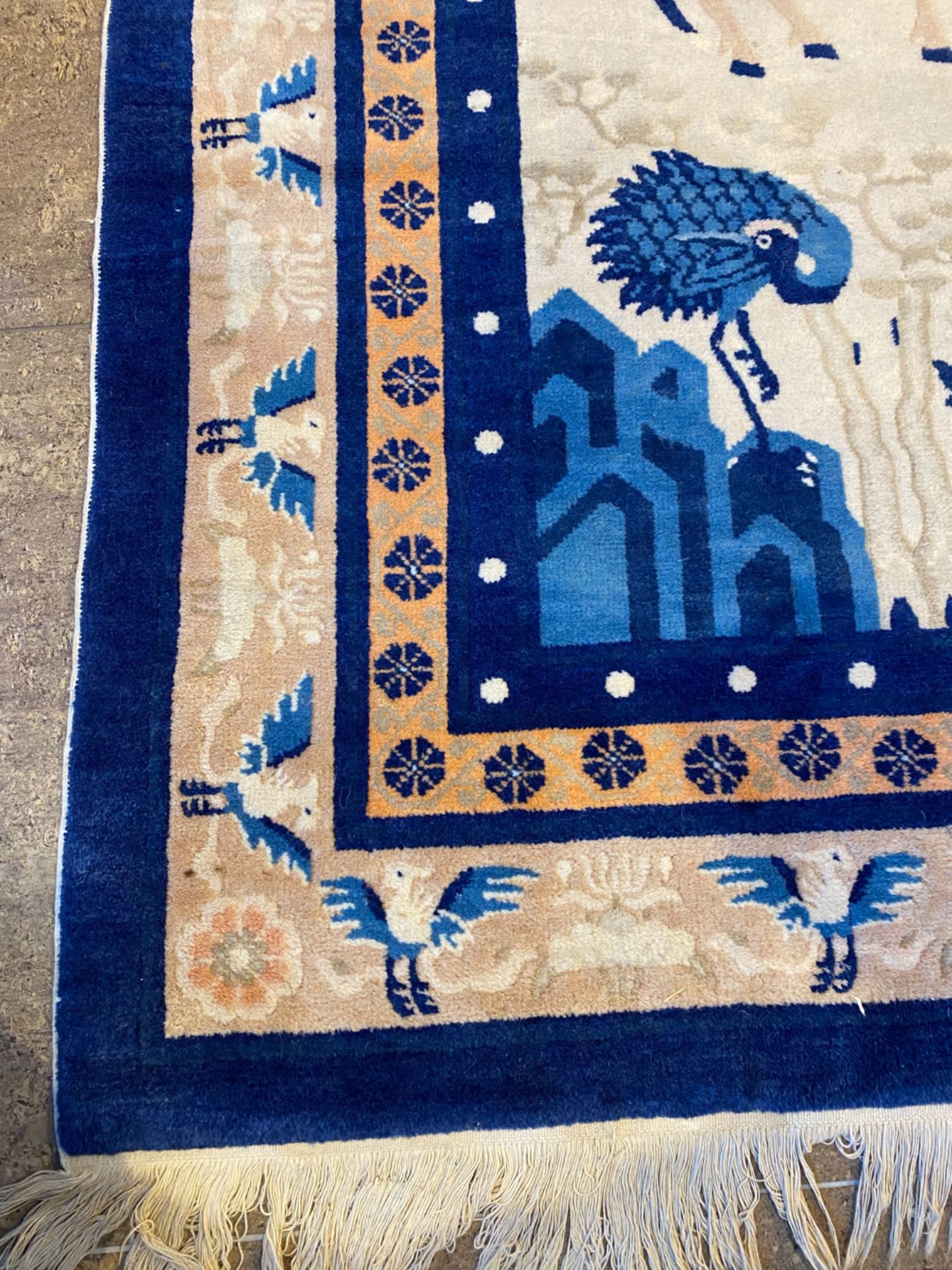 A Chinese woolen 'Beijing' pictorial animal rug with a blue elephant, first quarter of the 20th Cent - Bild 6 aus 17