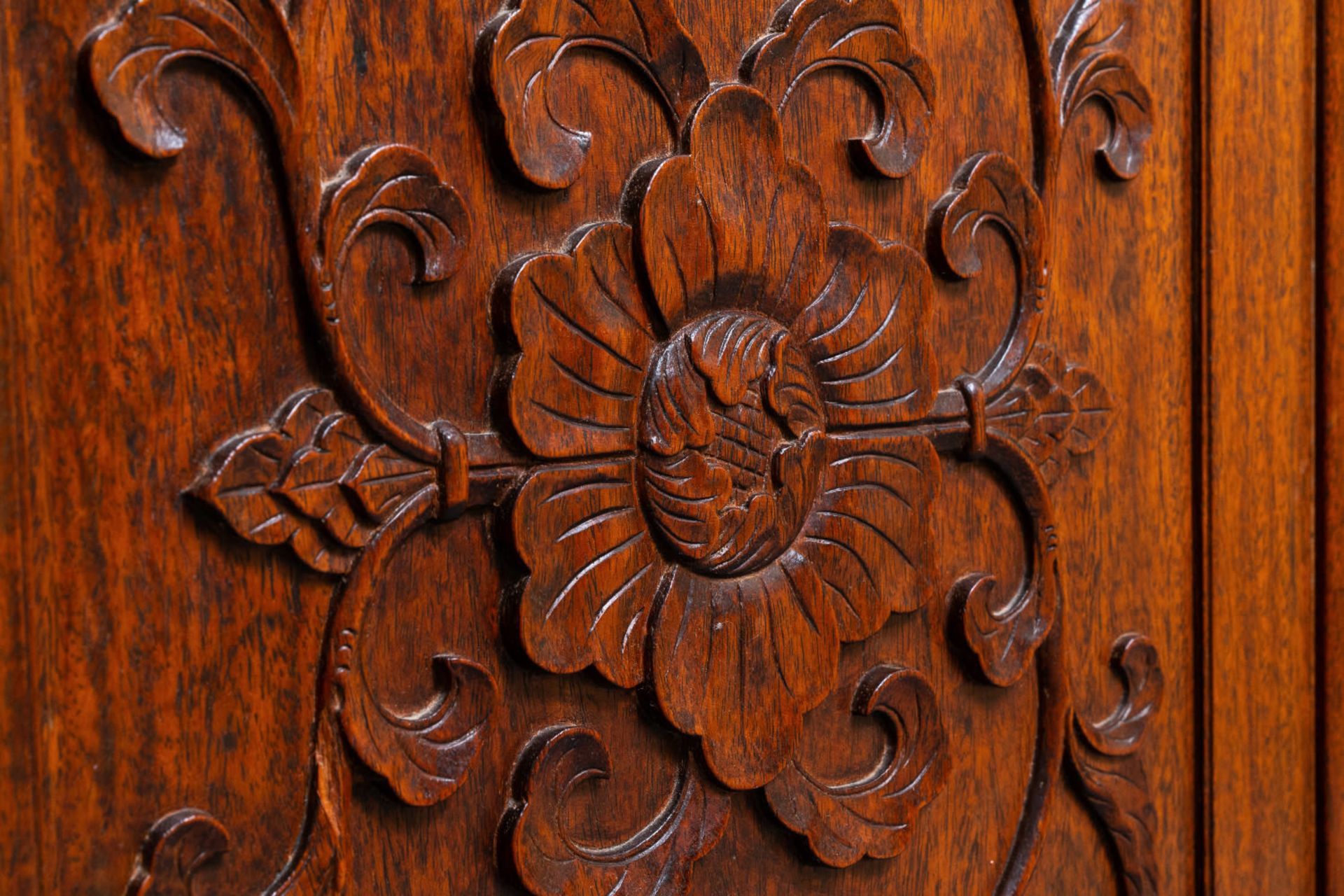 A Chinese wooden two-door cupboard, 19th Century - Bild 4 aus 9