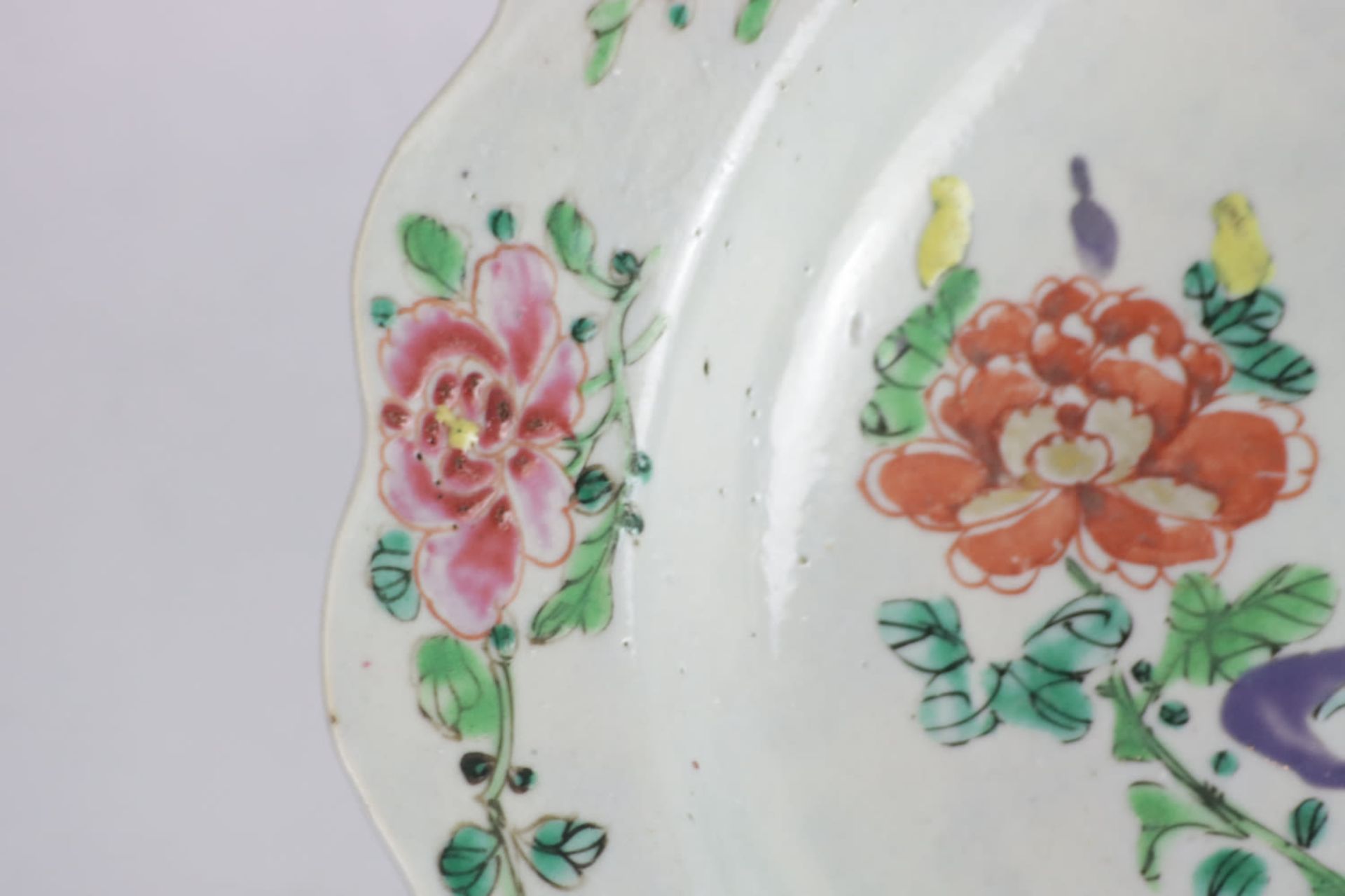 A lobed plate decorated in "Famille rose" enamels, 18th Century - Image 5 of 10