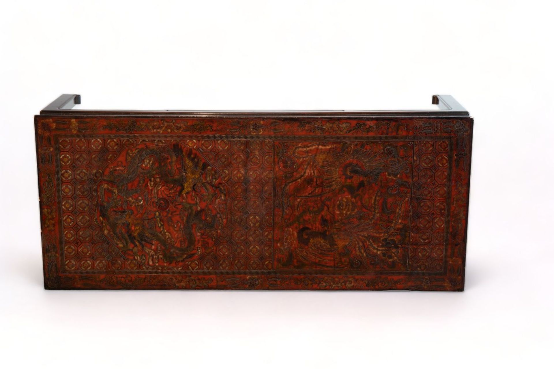 A Chinese lacquer qiangjin and tianqi style dragons and phoenixes panel converted to a coffee table, - Bild 2 aus 4
