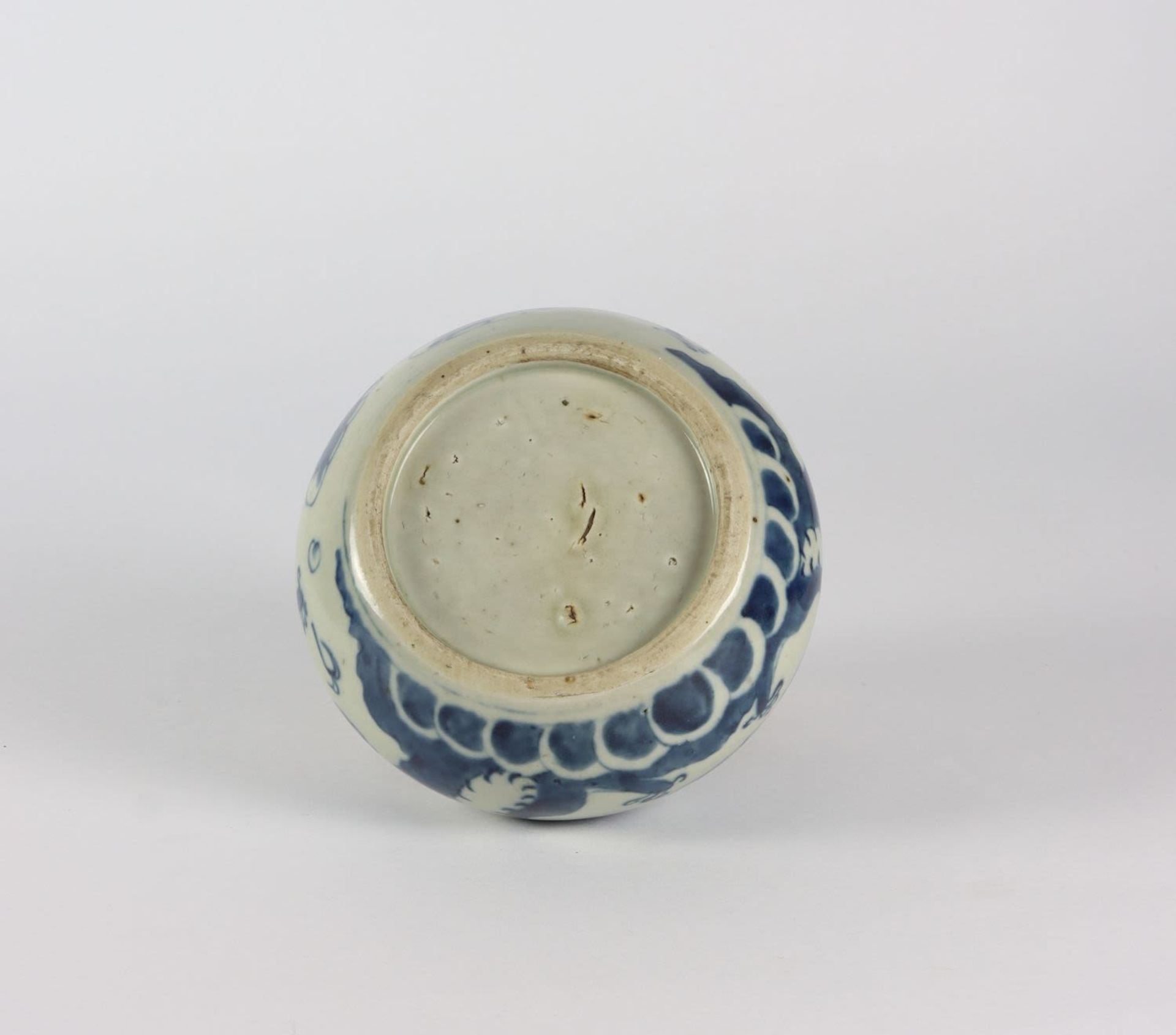 A Chinese blue and white dragon brush washer, 19th Century - Image 4 of 4
