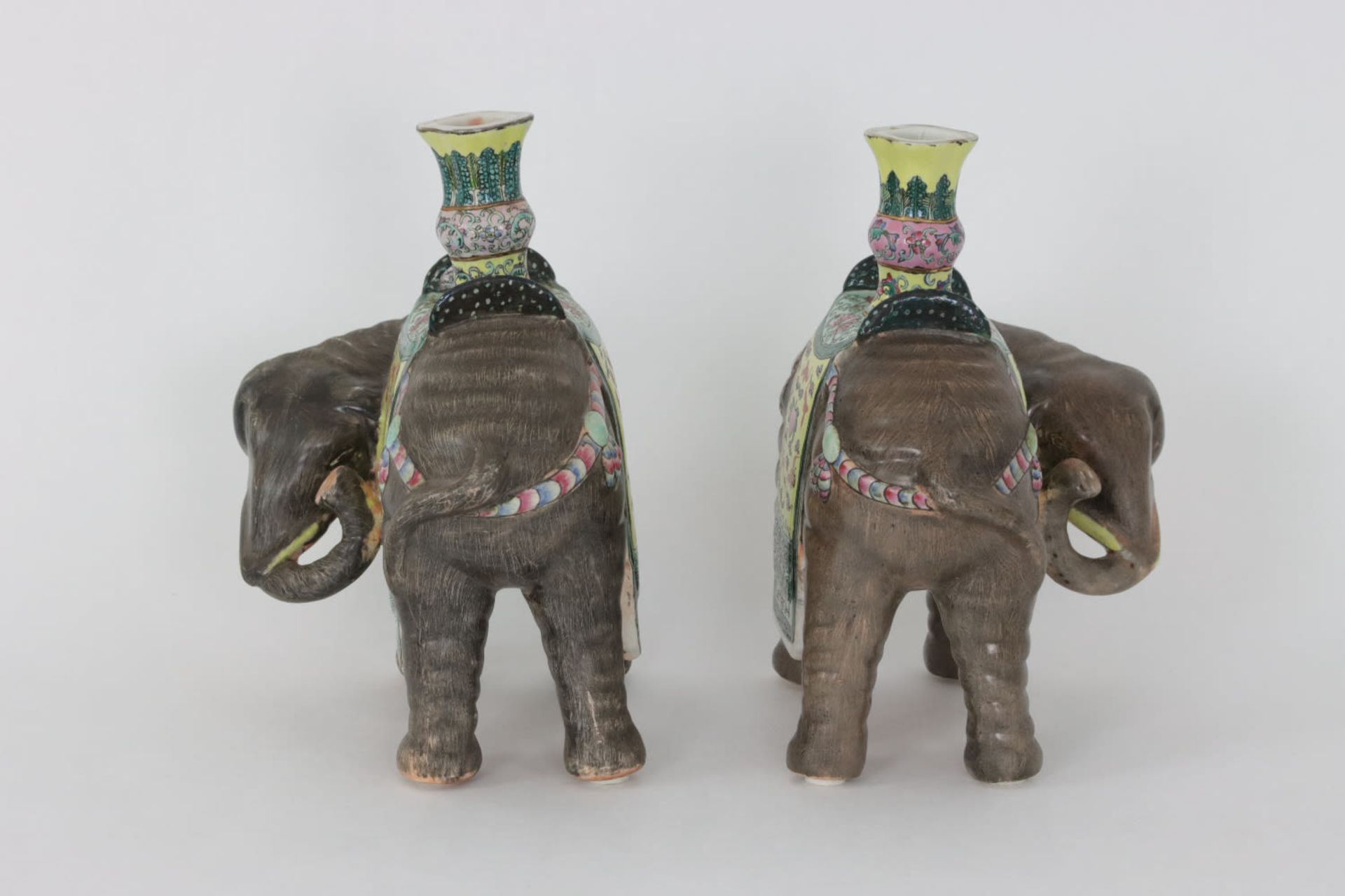 A pair of Chinese famille rose models of elephants carrying vases, 20th C. - Bild 3 aus 4