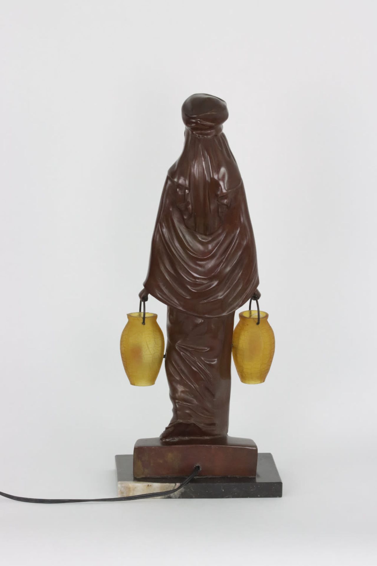 A figural lamp of a lady holding two lanterns, 20th Century - Bild 3 aus 4