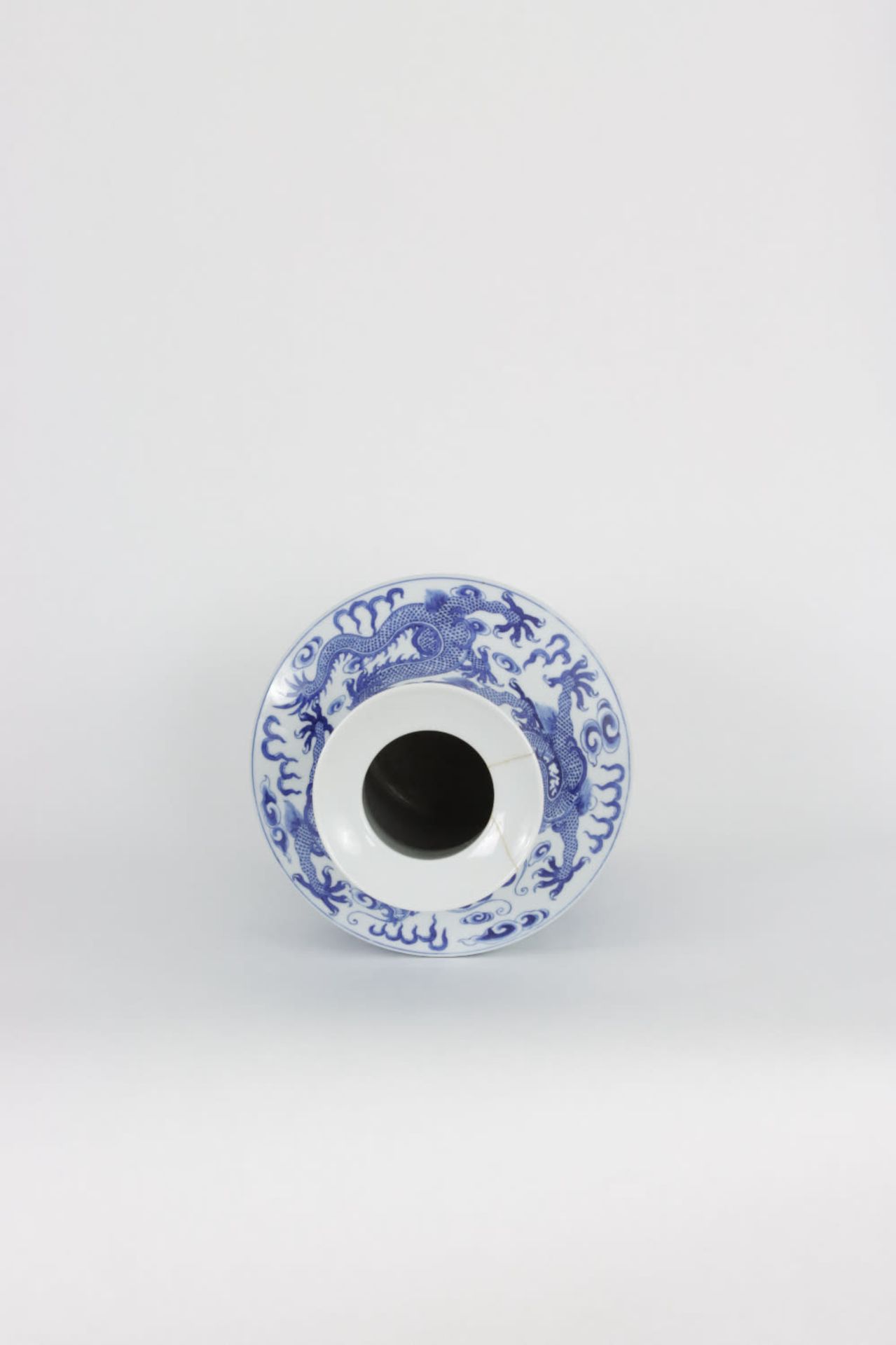 A Chinese blue and white vase decorated with dragons, 20th Century - Image 4 of 4