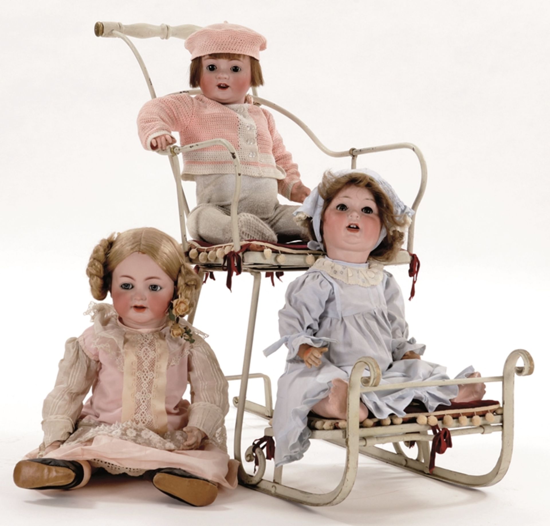 3 Puppen a. Schlitten