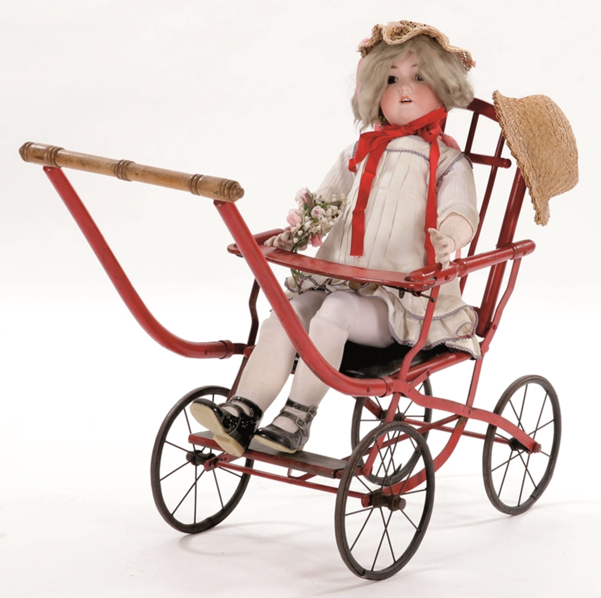 Puppe im Kinderwagen