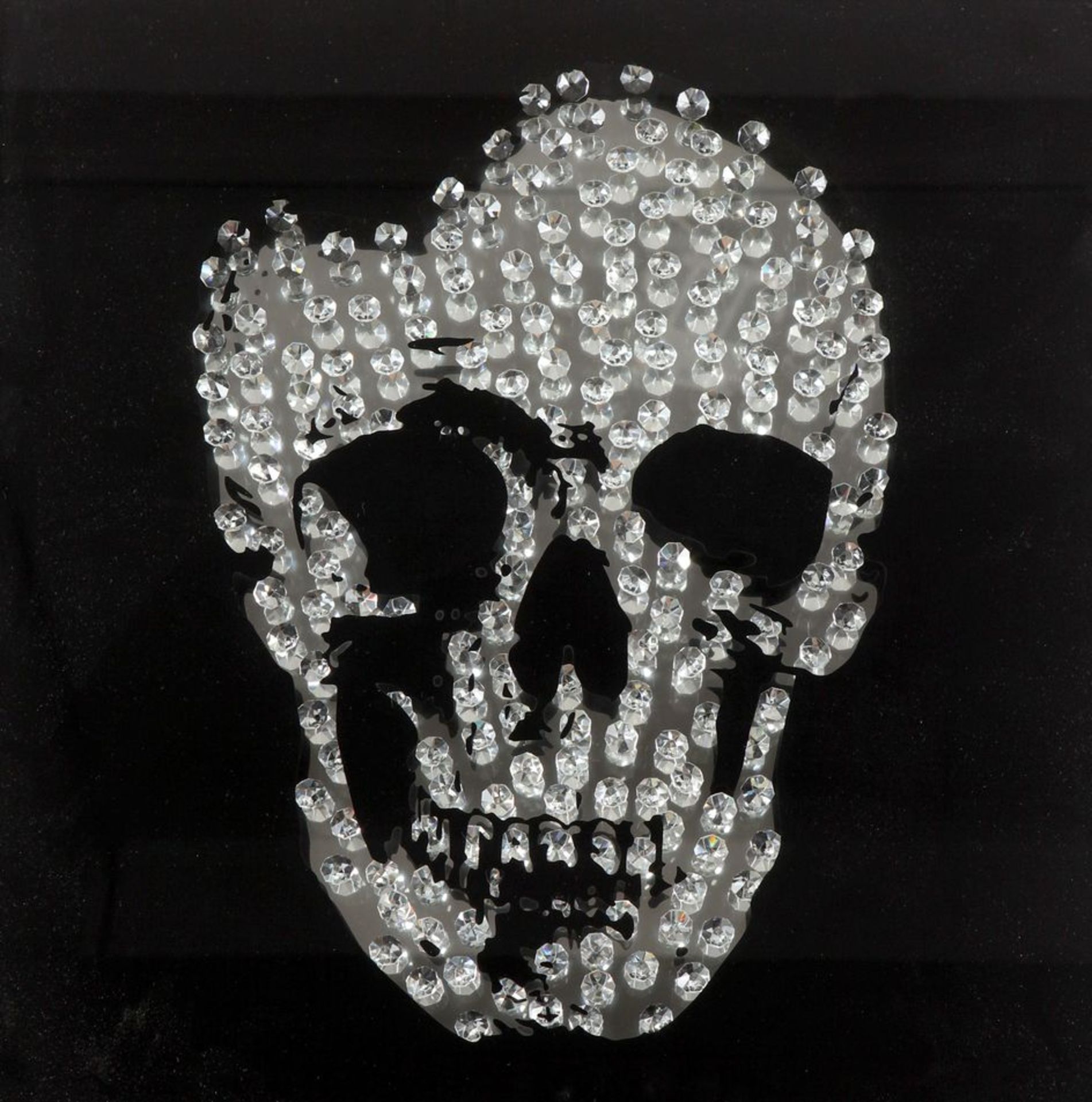 Wandobjekt Totenkopf mit Kristallen