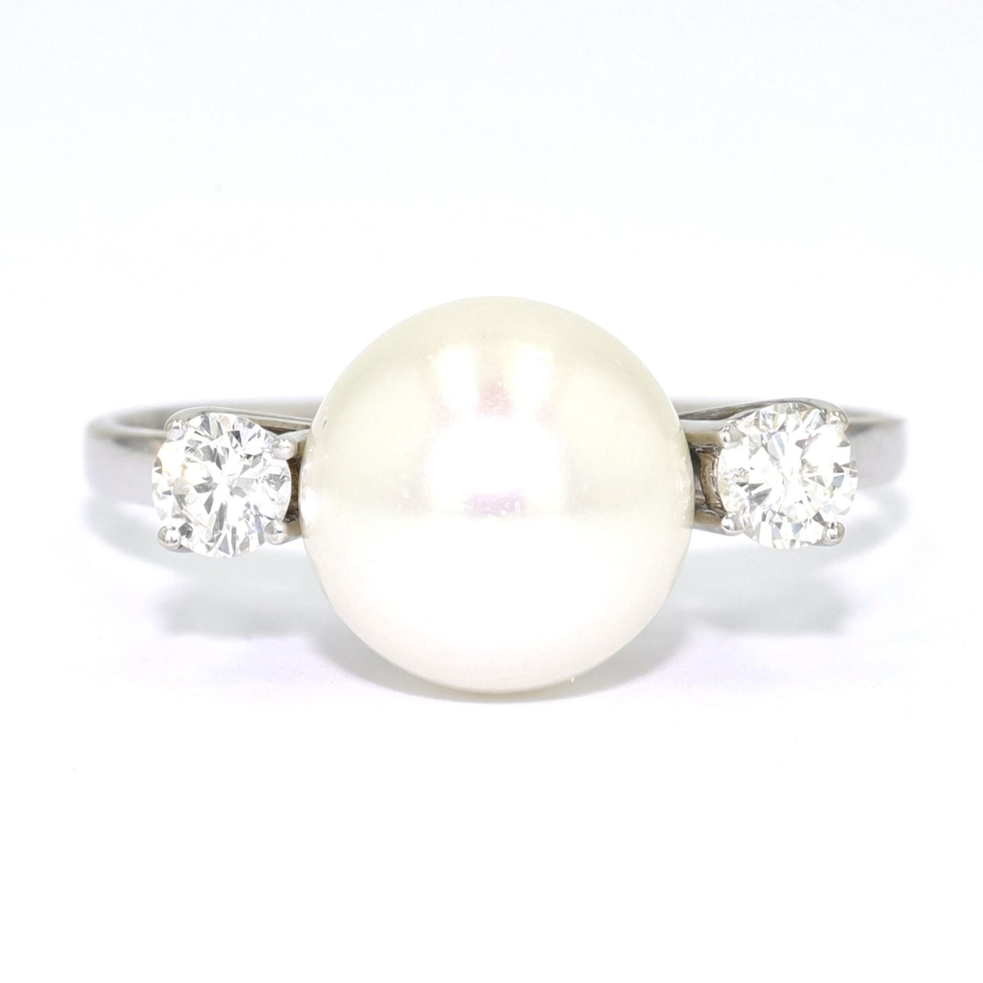 Ring with cultured pearl and brilliants