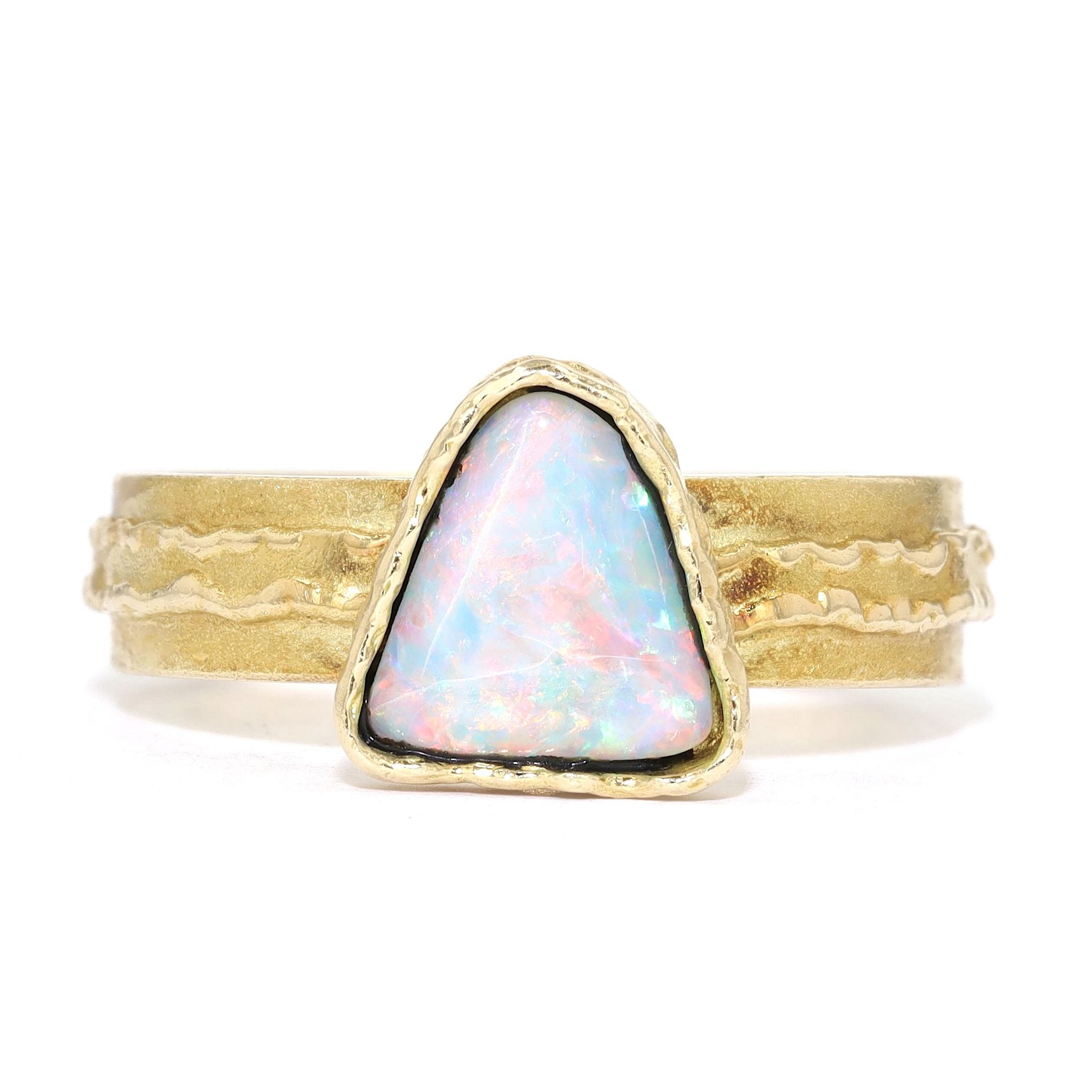 Ring in 750er Gold mit einem Opal