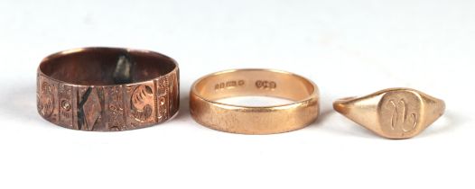 Two 9ct gold wedding bands; together with a small 9ct gold signet ring (3), 6.3g. Condition Report