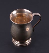 A silver baluster form tankard with scroll handle, Birmingham 1973, 160g.