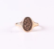 A gentleman's yellow metal signet ring, the oval panel initialled, approx UK size 'O', 2.5g,