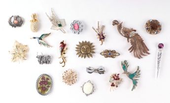 A quantity of assorted vintage costume brooches.