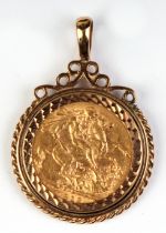 A George V 1912 full gold sovereign on a 9ct gold pendant mount, total weight 12g.