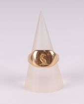 An 18ct gold signet ring, crested, 7g, approx UK size L. Condition Report Good condition with just