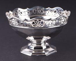 An Edwardian silver footed bowl, the rim with pierced decoration, Sheffield 1909, 352g.