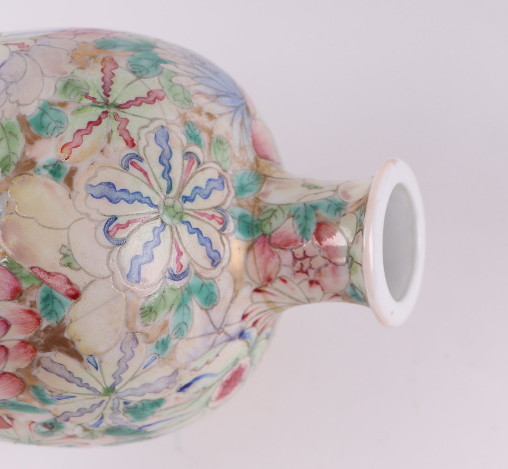 A Chinese millefiori vase with red seal mark to the underside, 22cm high. Condition Report good - Image 2 of 3