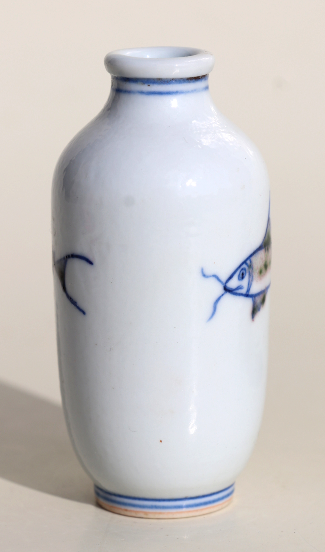 A Chinese porcelain snuff bottle decorated with fish, on a hardwood stand, 7.5cms high. Condition - Image 4 of 6