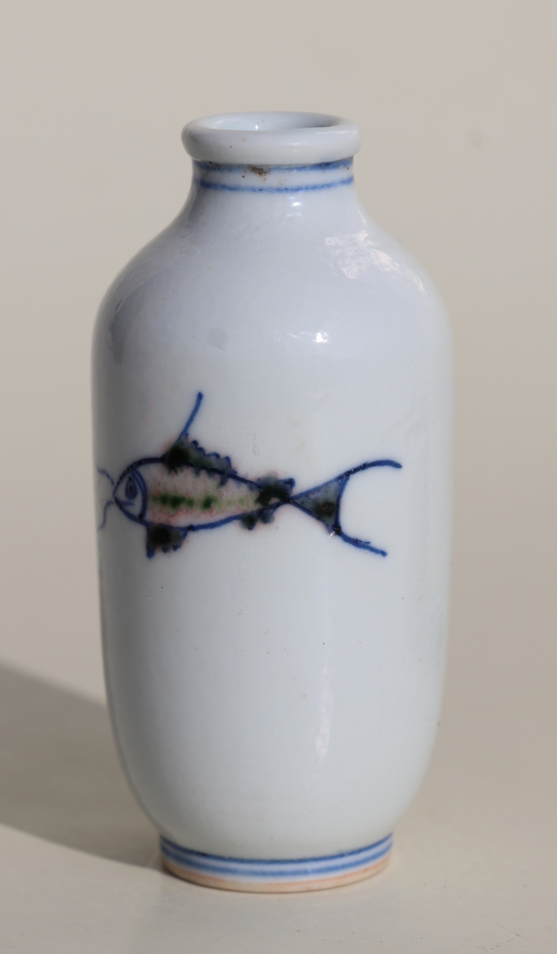A Chinese porcelain snuff bottle decorated with fish, on a hardwood stand, 7.5cms high. Condition - Image 3 of 6