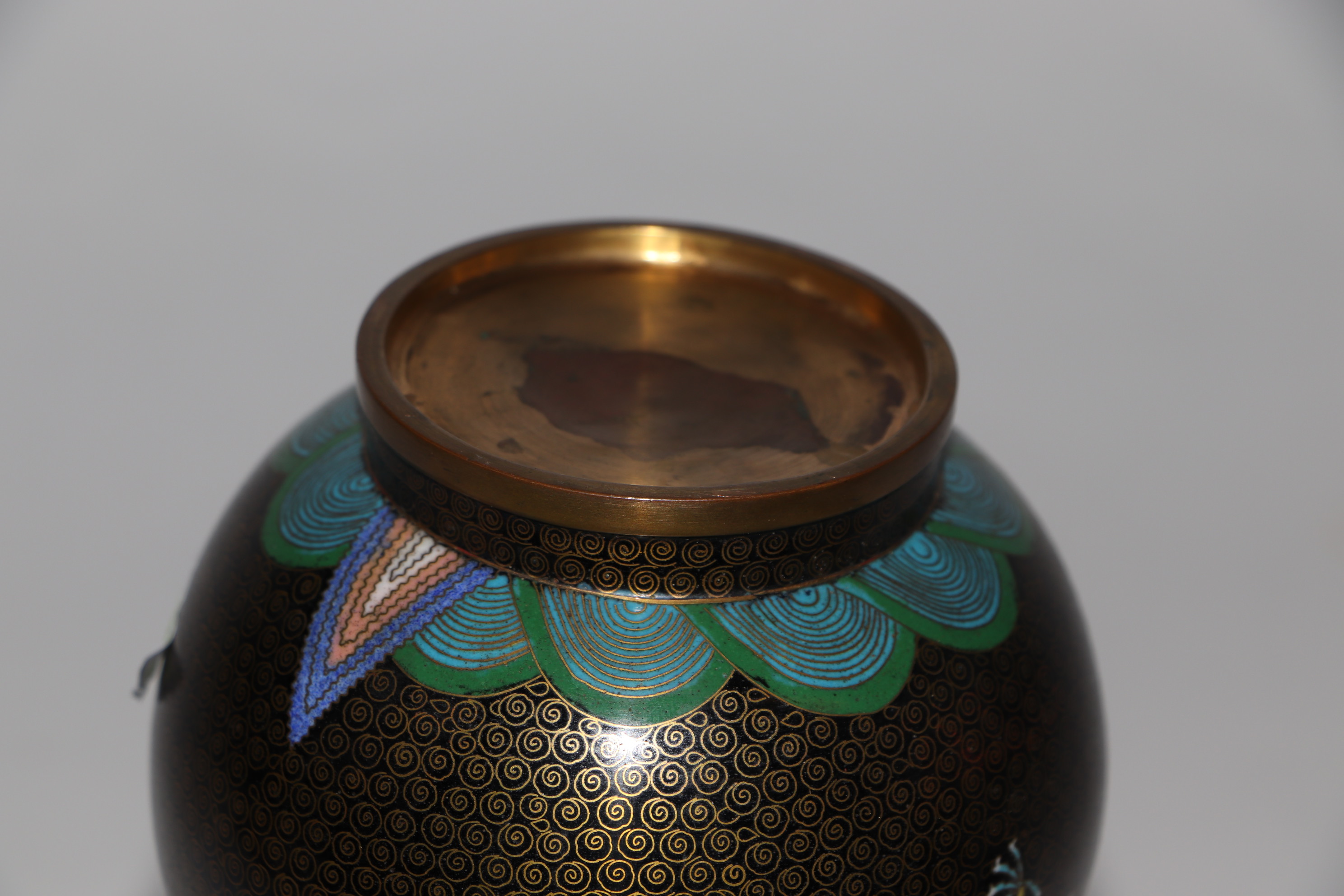 A Chinese cloisonné vase decorated with dragons chasing a flaming pearl, on a black ground, 22cm - Image 6 of 6