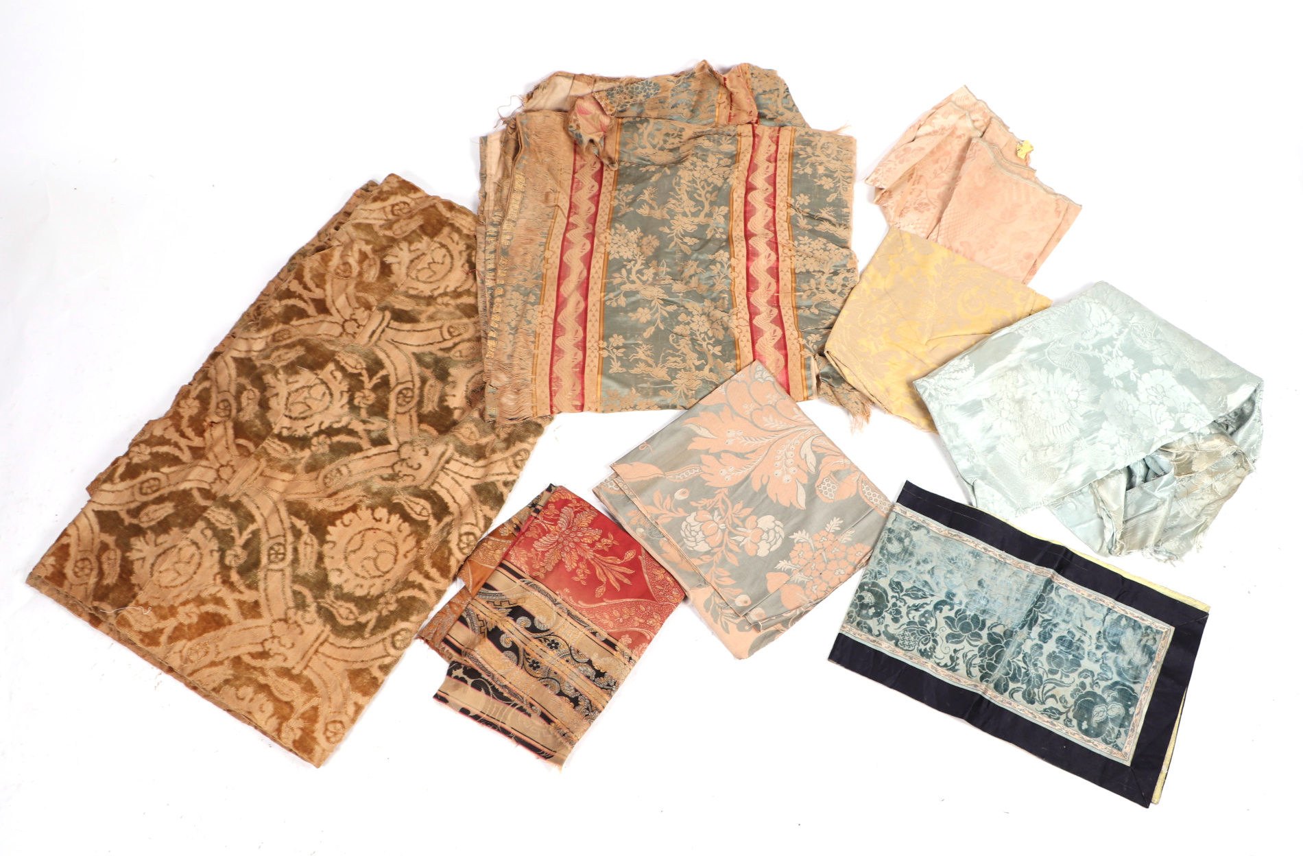 A quantity of textile remnants to include vintage curtains and upholstery fabric. - Image 4 of 8