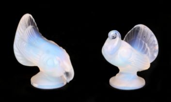 A Sabino opalescent dove, 4cms wide; together with another similar, 4cms high (2).