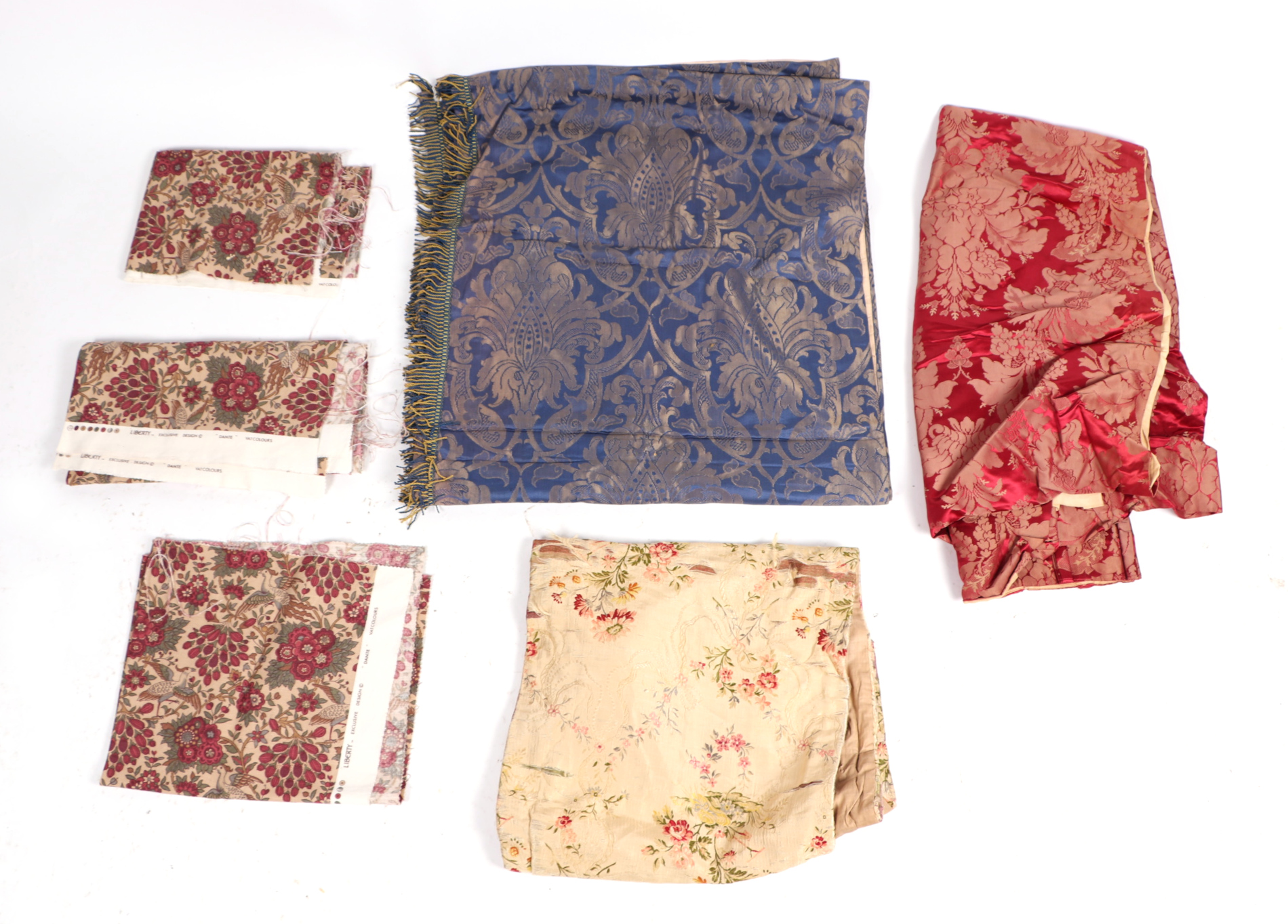 A quantity of textile remnants to include vintage curtains and upholstery fabric. - Image 2 of 8