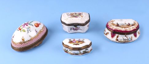 A Meissen style porcelain snuff box and cover decorated with a seascape, 8cms wide; together with