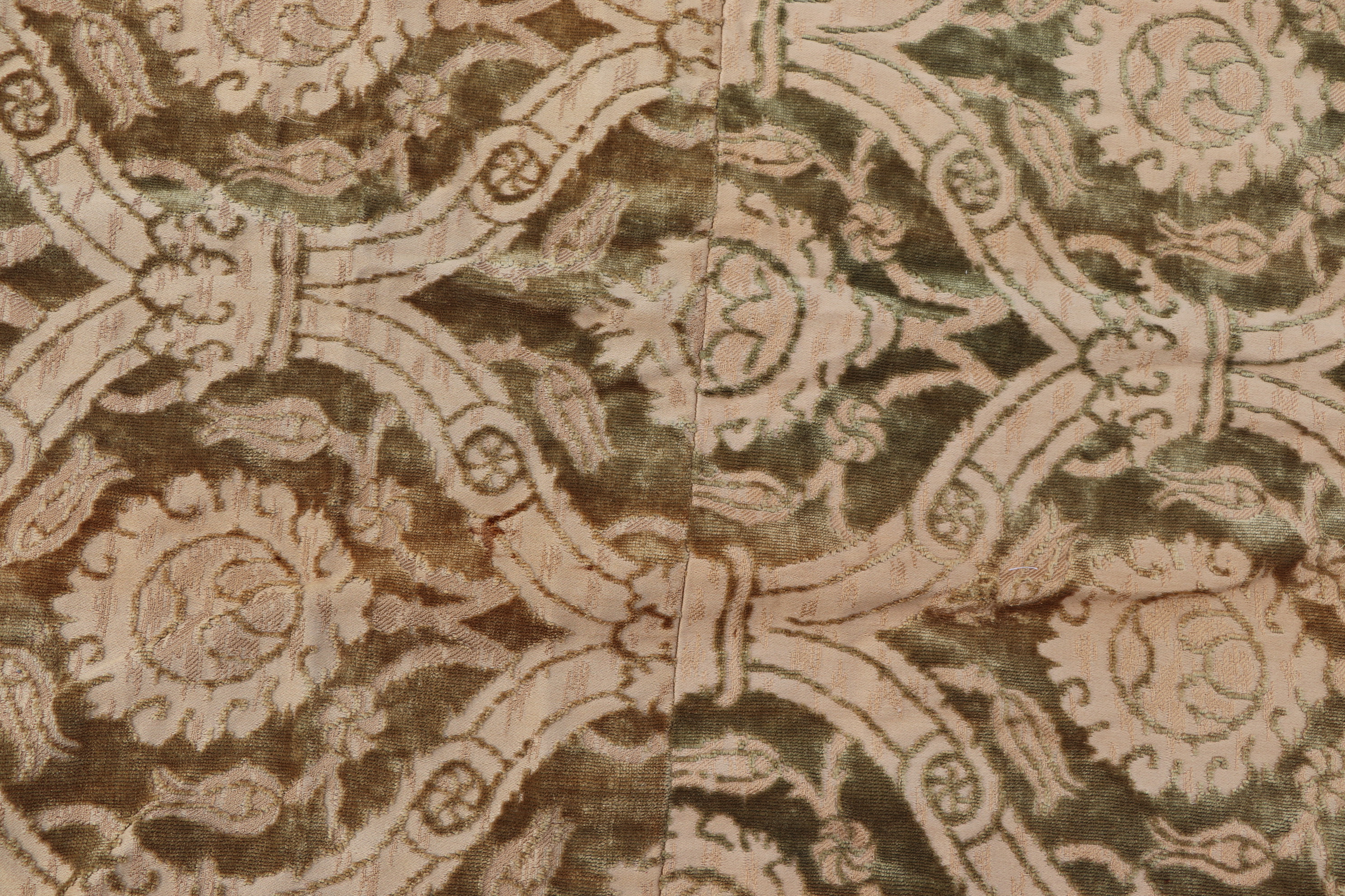 A quantity of textile remnants to include vintage curtains and upholstery fabric. - Image 7 of 8