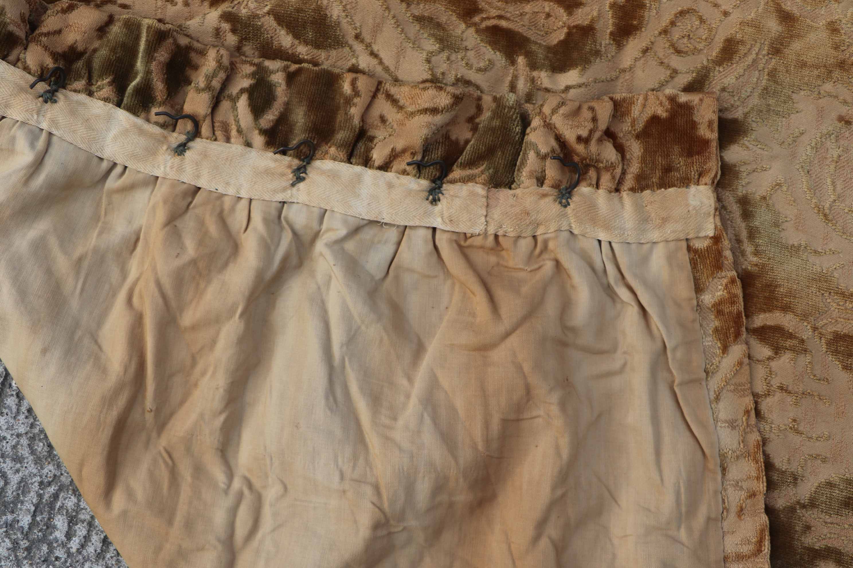 A quantity of textile remnants to include vintage curtains and upholstery fabric. - Image 8 of 8