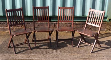 A set of four folding wooden garden chairs (4).