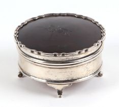 A silver and tortoiseshell dressing table jewellery box, Birmingham 1921, 7.5cm diameter.