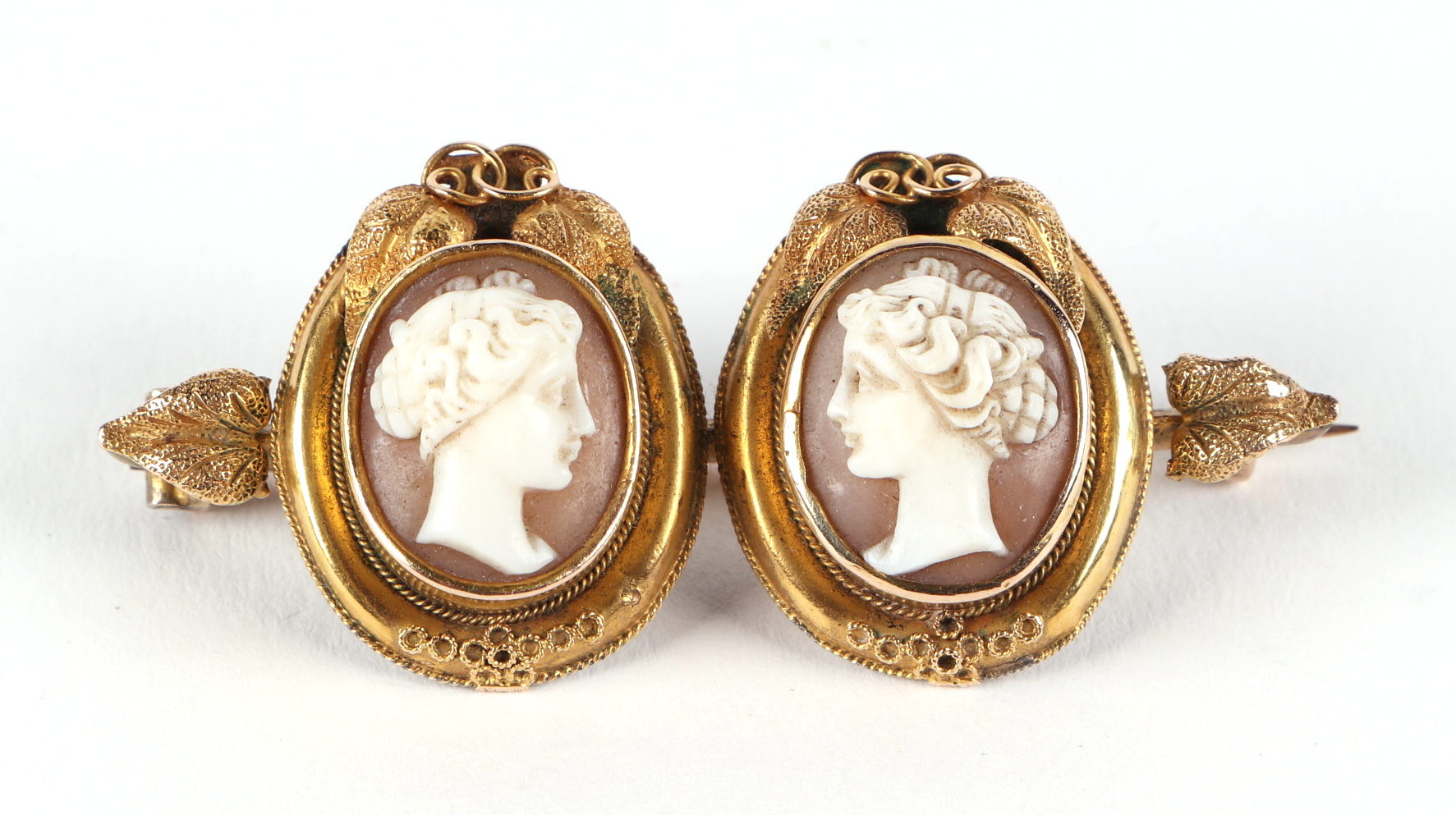 A Victorian yellow metal mounted twin panel cameo brooch, boxed. Condition Report 10g total weight. - Image 2 of 3