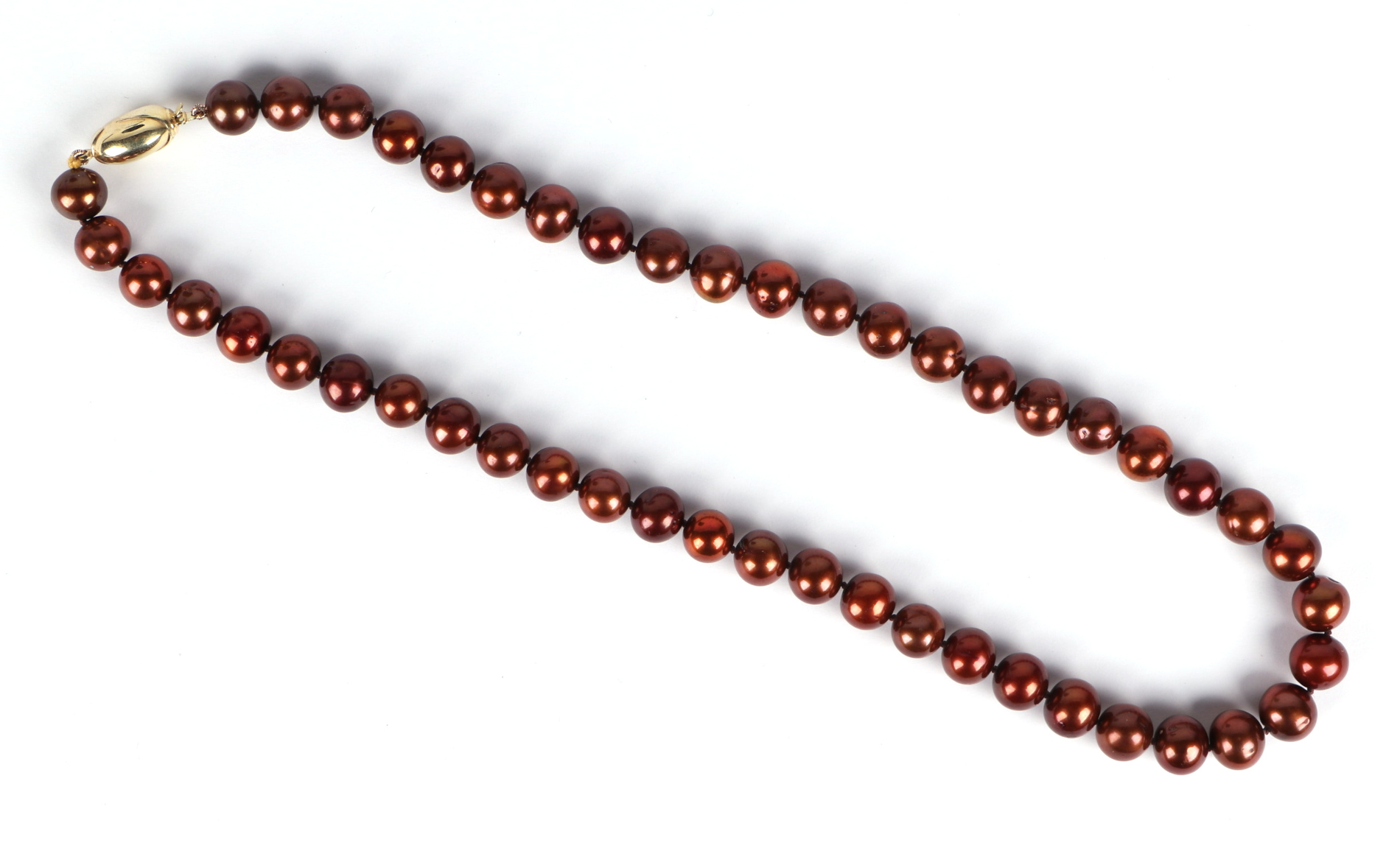 A fresh water cultured chocolate pearl bead necklace, with 9ct gold coffee bean clasp, 45cm long. - Image 3 of 5