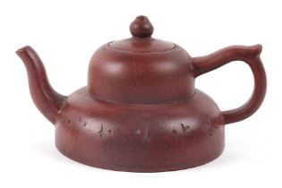 A Chinese Yixing pottery teapot with four character mark to the underside, 10cm high.