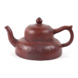 A Chinese Yixing pottery teapot with four character mark to the underside, 10cm high.